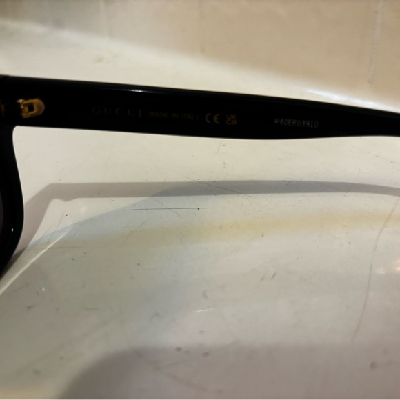 Gucci Elegant Black Sunglasses - Picture 4 of 6